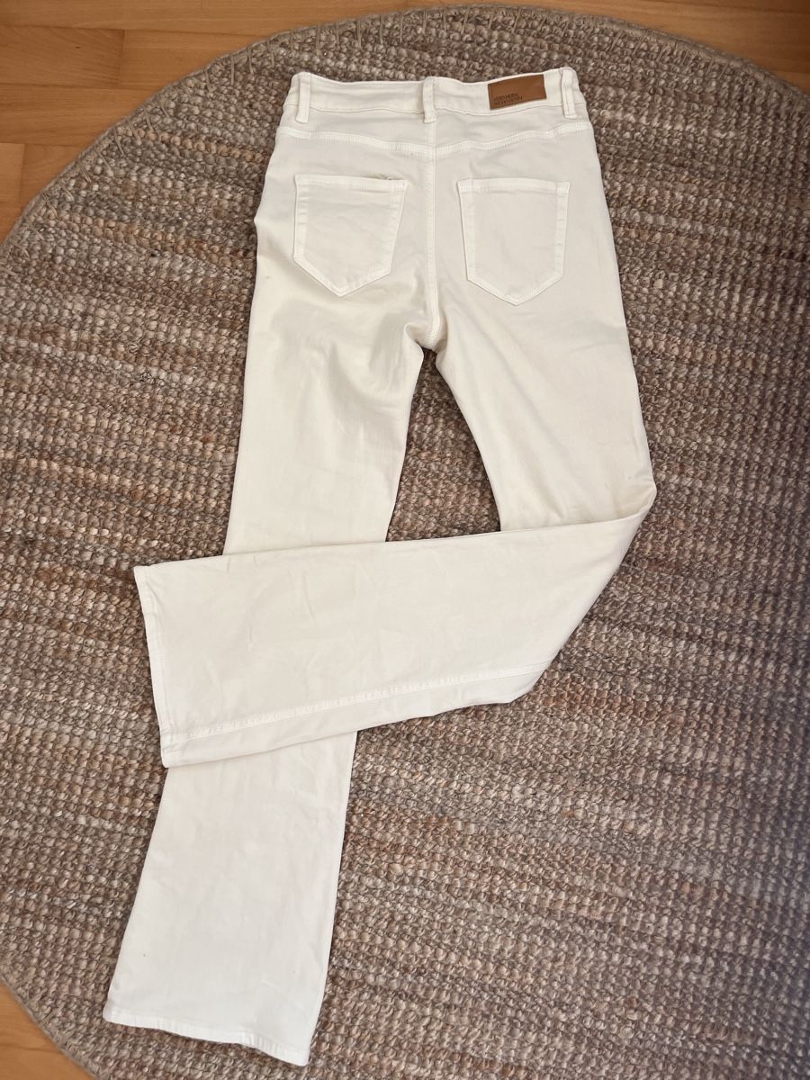 Vero Moda Jeans: Cremfarbene Vero Moda Jeans – Nuovo (secondo la descrizione) da Neudorf venduto da wen_9jfq 1