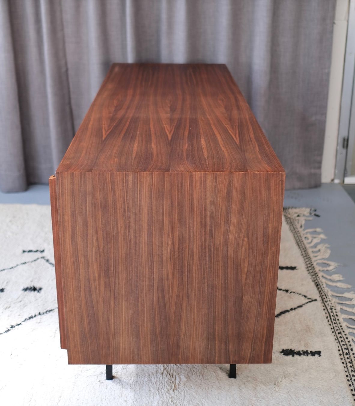Cassettiere: Mid Century Modern Teak Sideboard, Denmark – Usato da Bern venduto da Zmodern_VIN 7