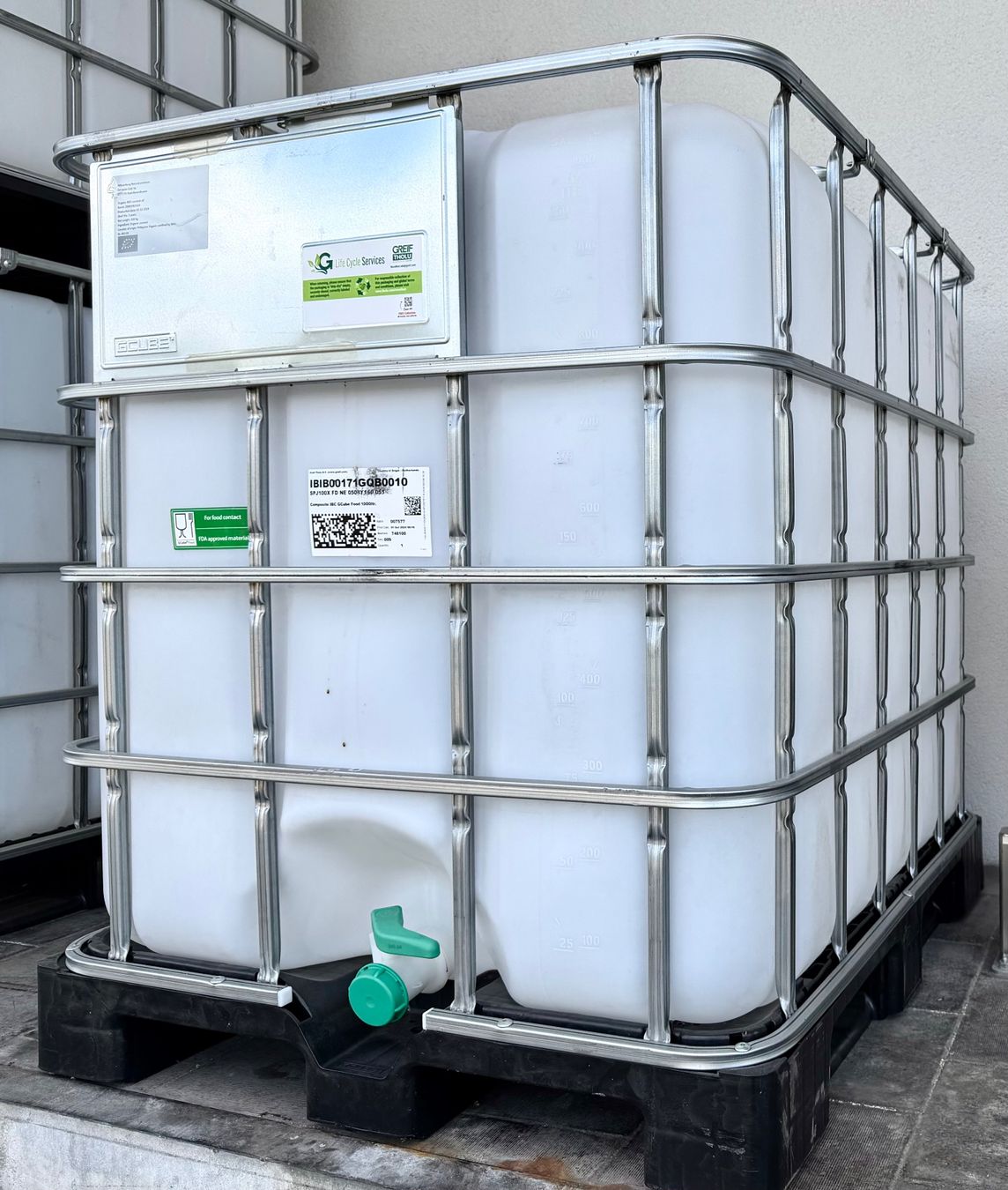 Abreuvoirs & Auges: IBC CONTAINER MIT KUNSTSTOFFPALETTE – D'occasion à Schlieren par VintageType
