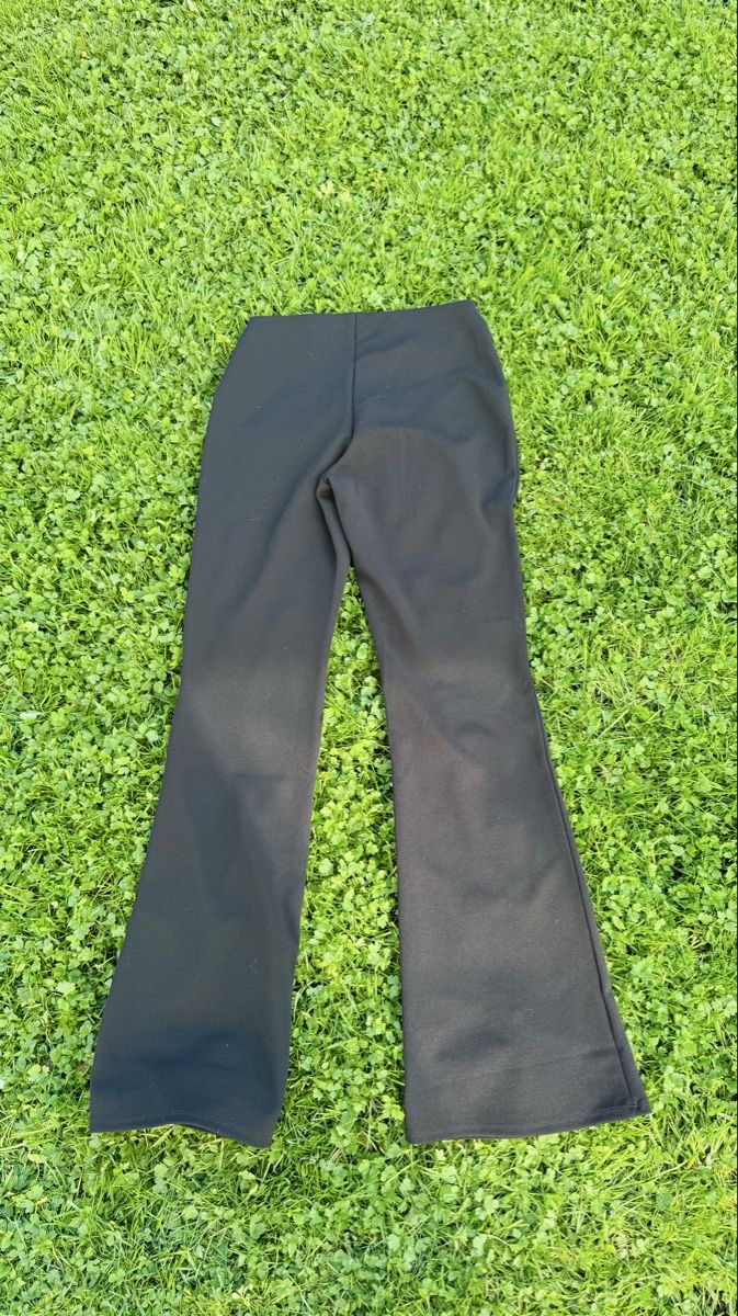 H&M Pantaloni: Schwarze Schlaghose von H&M, Gr. S – Usato da Muotathal venduto da mianyc 2