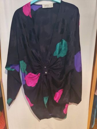 Blusa  floreale nera in seta 100% drappeggiata tg. M .