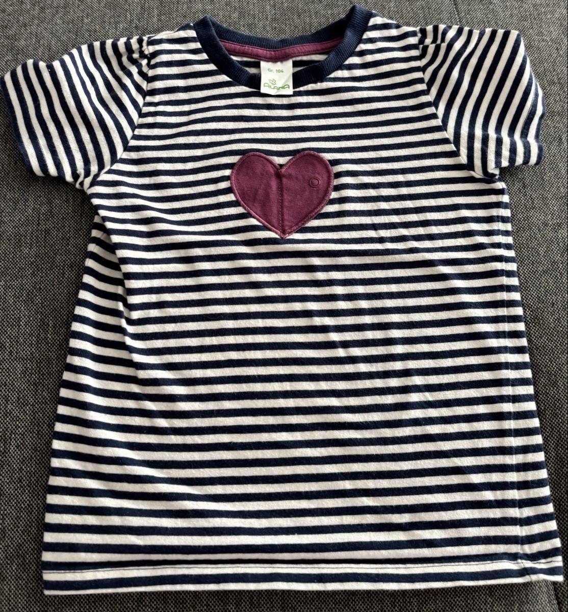 Camicette, T-shirt & Top: Gestreiftes T-Shirt mit Herz, Gr. 104 – Usato da Jegenstorf venduto da Annina0506