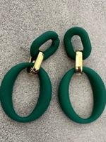 Grüne Statement Ohrringe mit goldenem Detail