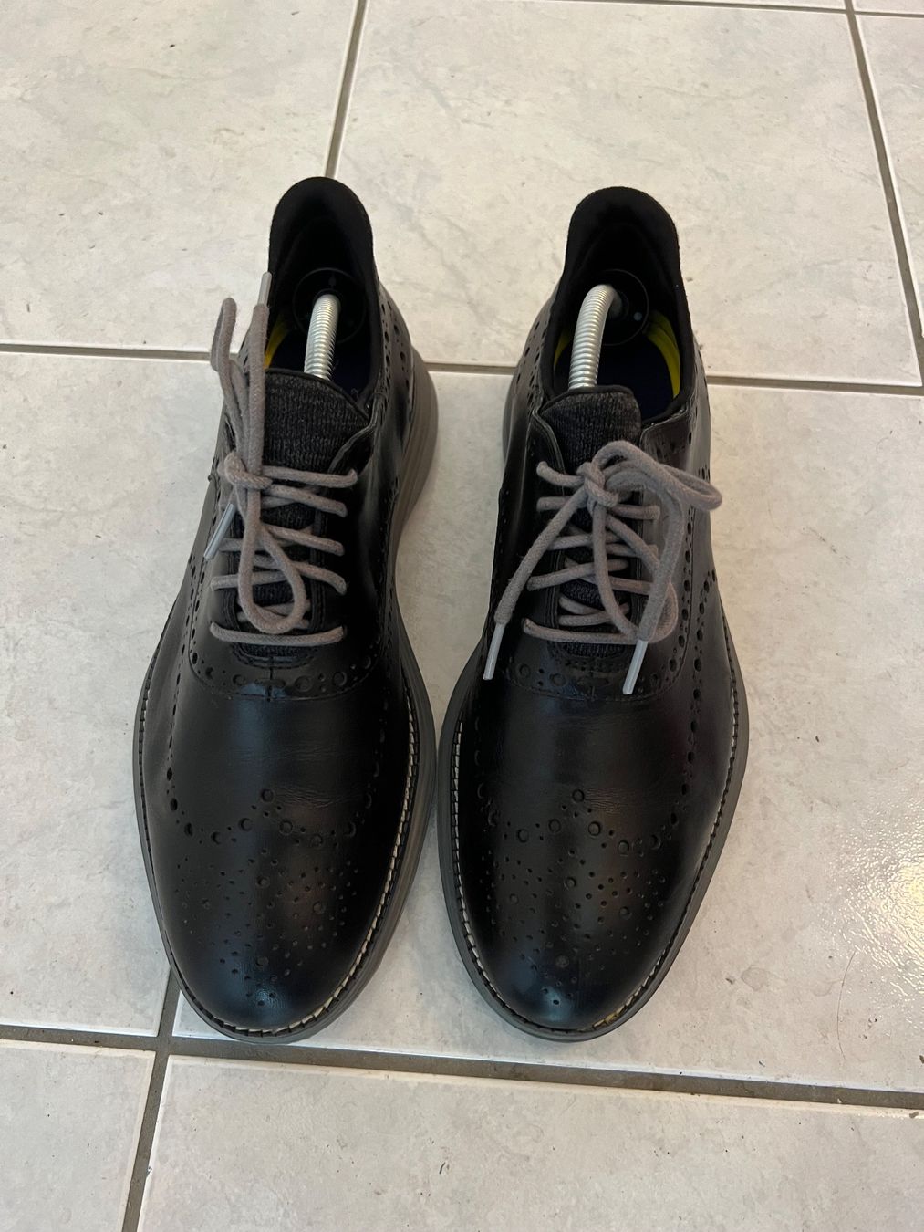 Scarpe da uomo: Cole Haan schwarz Brogue-Schnürschuhe – Usato da Basel venduto da La.Bonne.affaire