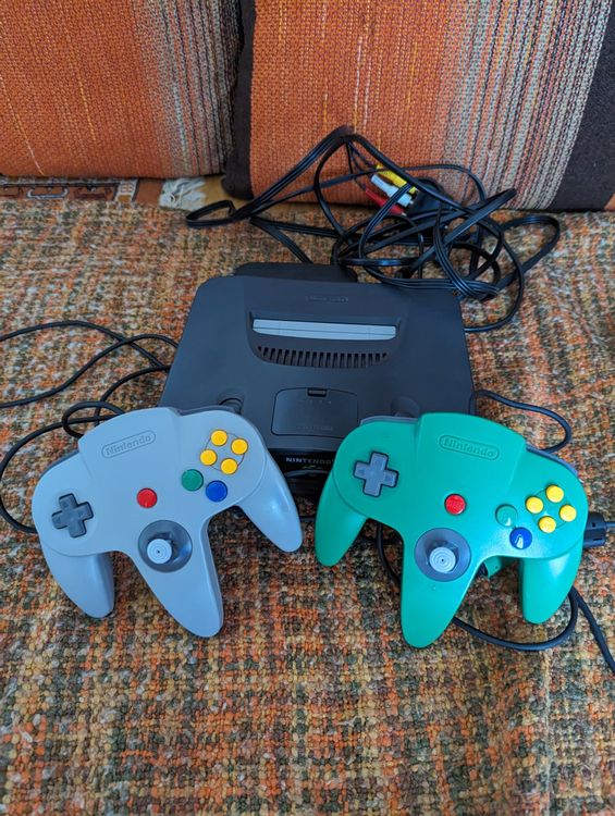 Nintendo 64 mit zwei Controller und Anleitung (N64) ab 1 CHF Kaufen