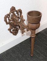 Antiker Wandkerzenhalter aus Gusseisen