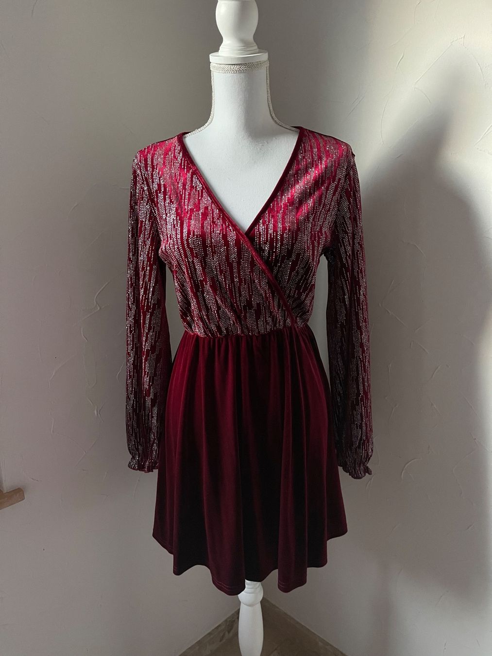 Shein Vestiti: Samtkleid V-Aussnitt mit Glitzer S – Nuovo (secondo la descrizione) da Dietikon venduto da Nieselchen