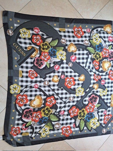 Guess Foulard & Sciarpe: schönes Tuch von GUESS – Nuovo (secondo la descrizione) da Neuhausen am Rheinfall venduto da mariess