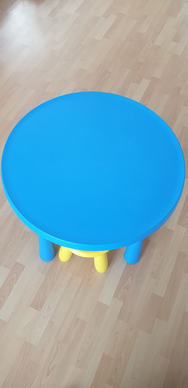 Tische: Kindertisch - Set mit 4 IKEA - Hockern – Gebraucht aus Oberägeri von Market2020 1