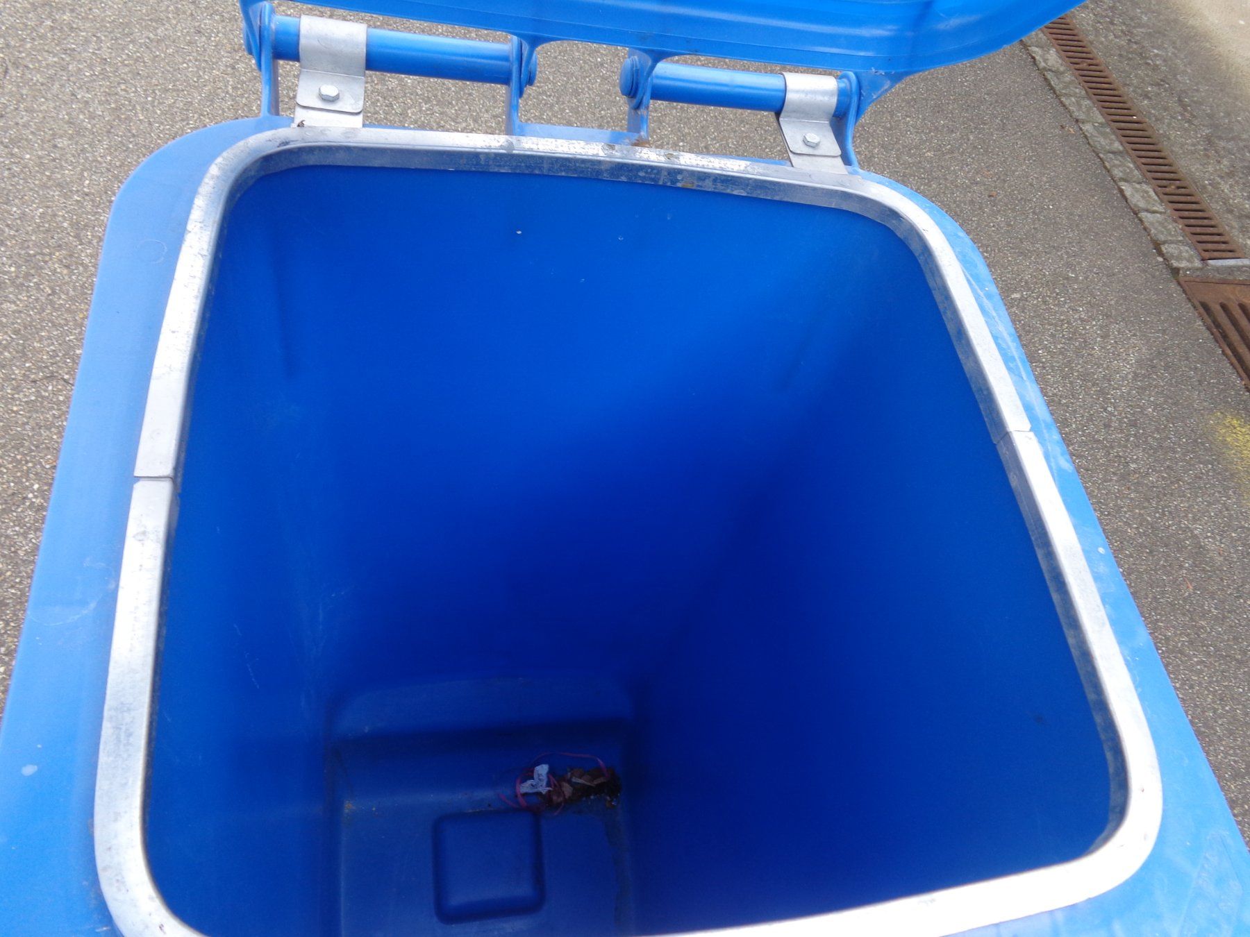 Korpus: Blauer Rollcontainer H= 90 cm x B= 50 cm L= 55 cm – Gebraucht aus Liestal von Gecko16 2