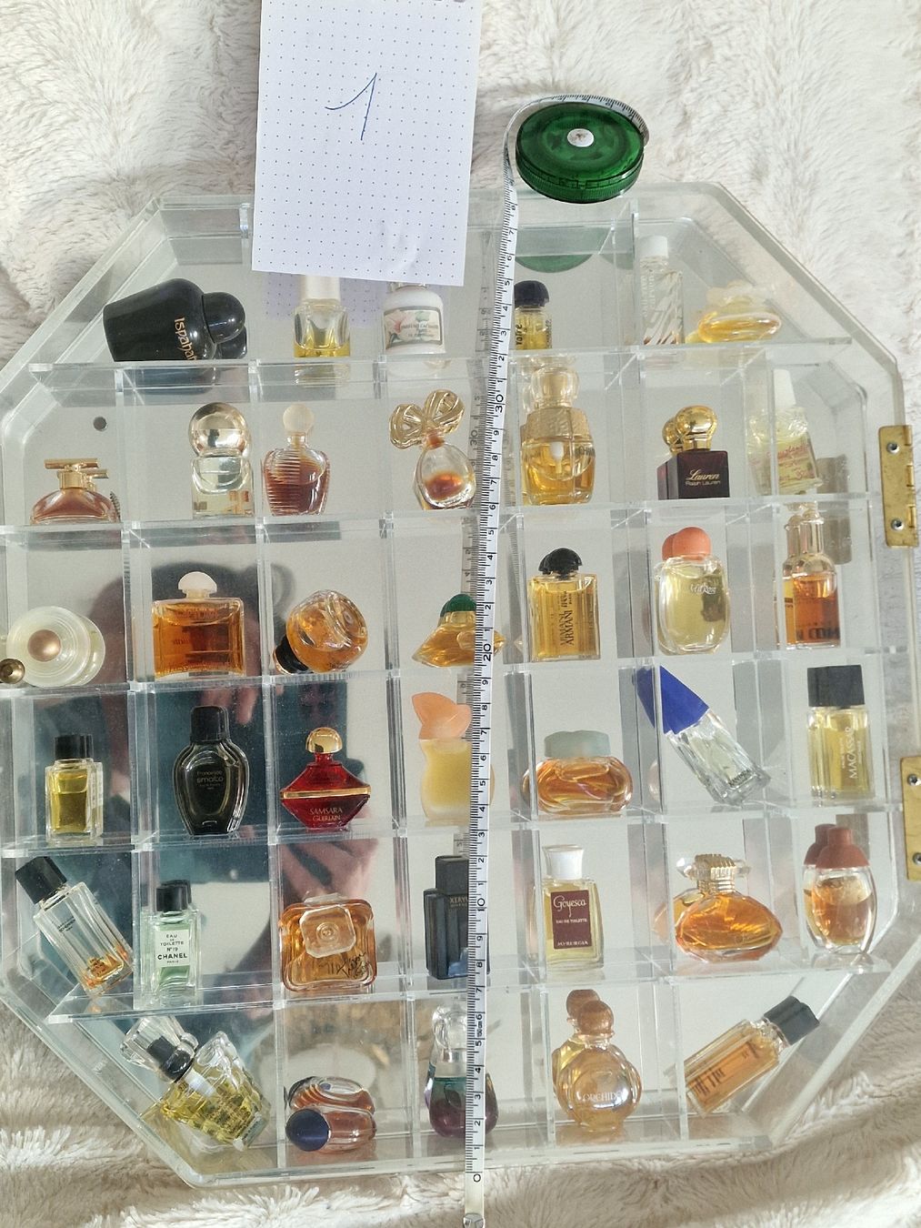 Profumi & Eau de Toilette: vitrine miroir avec porte plexiglas avec parfum – Usato da versoix venduto da 928