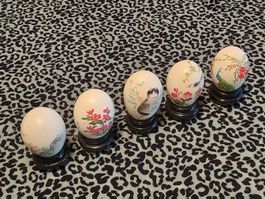 Lot de 5 véritables oeufs chinois peints sur socle en bois