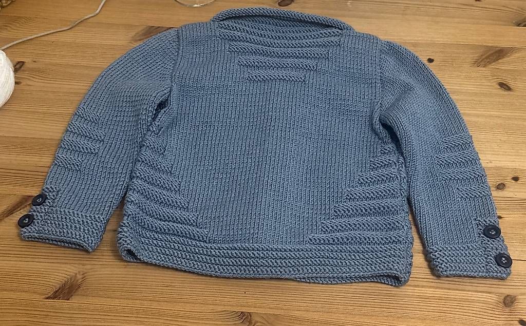Giacche & Cappotti:  Handgestrickte Kinder-Strickjacke mit Kragen – Nuovo e nell'imballaggio originale da Wollerau venduto da ALPERA 1
