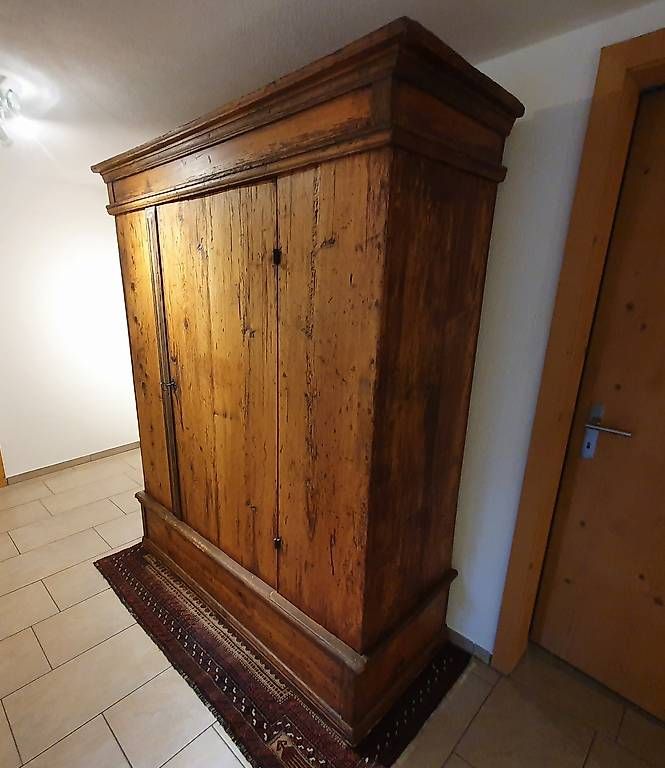 Schränke: Sehr schöner antiker Schrank – Gebraucht aus Waltensburg/Vuorz von Buddhas 2