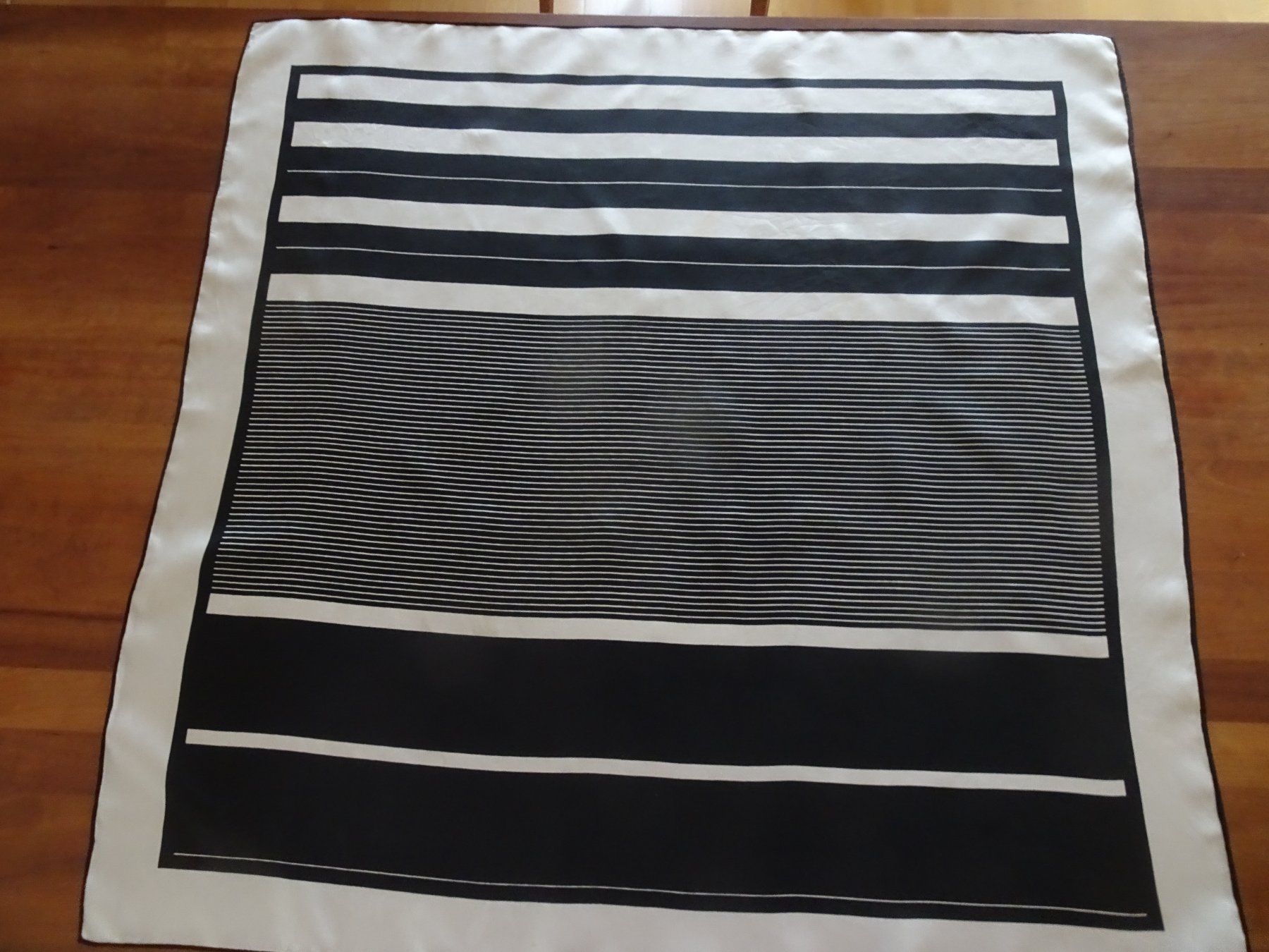 Foulard & Sciarpe: Elegantes schwarz-weisses Seidentuch – Usato da männedorf venduto da purzelchen
