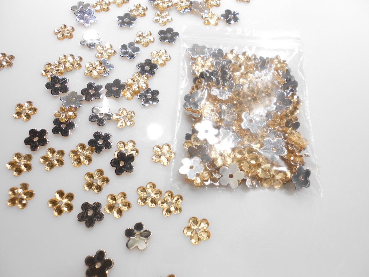 Perle (finte): Acrylperlen Blumenform, Farbe: vanille, 9 mm, 6 gr. Paket. – Nuovo e nell'imballaggio originale da Ostermundigen venduto da PerlenShopBern1