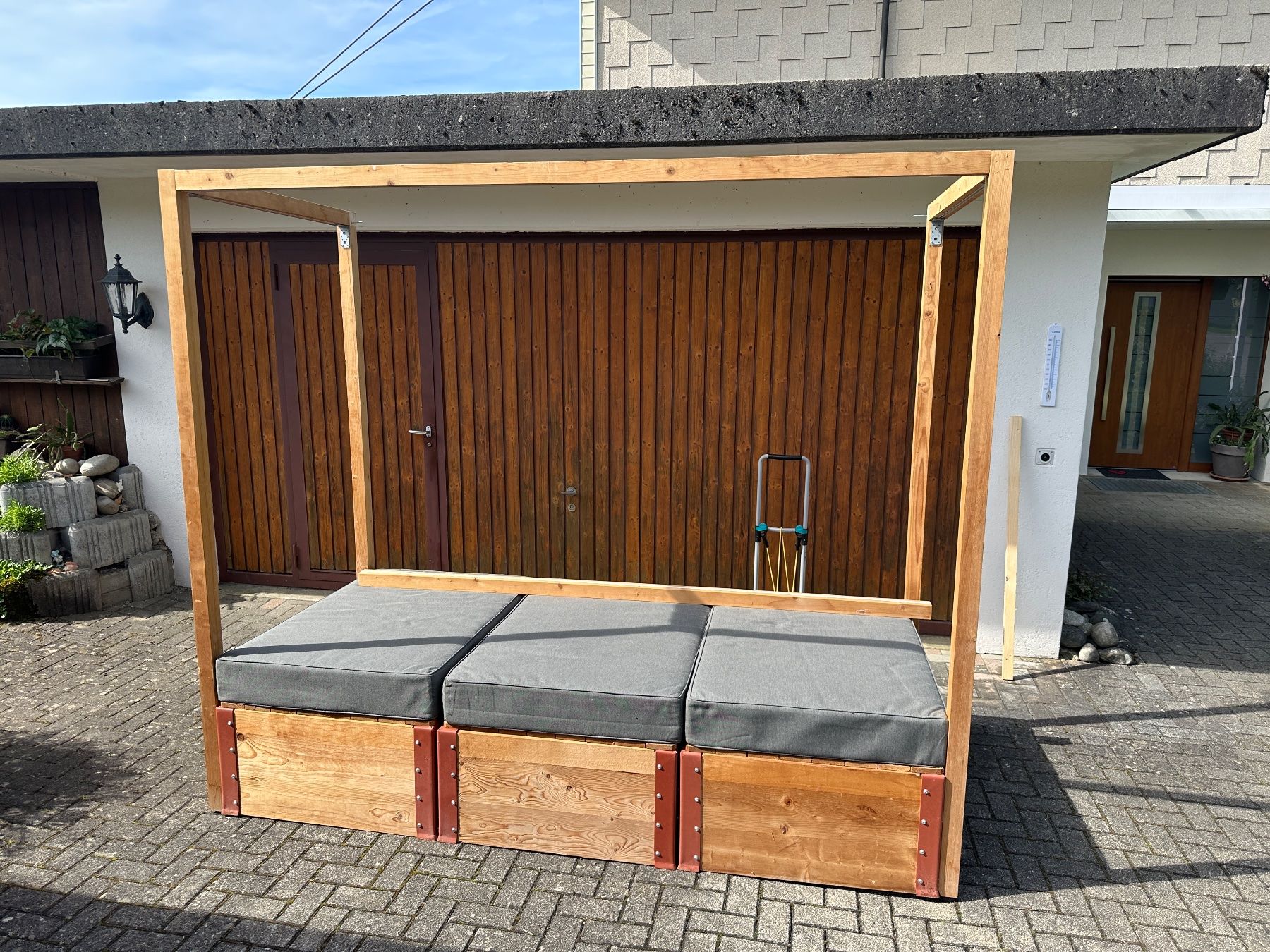 Liegen & Liegestühle: Gartenlounge Sitz/Liegend / Daybed / Gartenliege – Gebraucht aus Entlebuch von ALFA-Shop 4