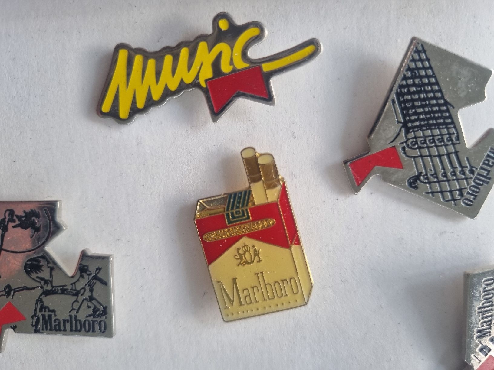 Marlboro Placchette & Badge: 6 Marlboro Pins – Usato da Adlikon b.Regensdf venduto da attila63 3