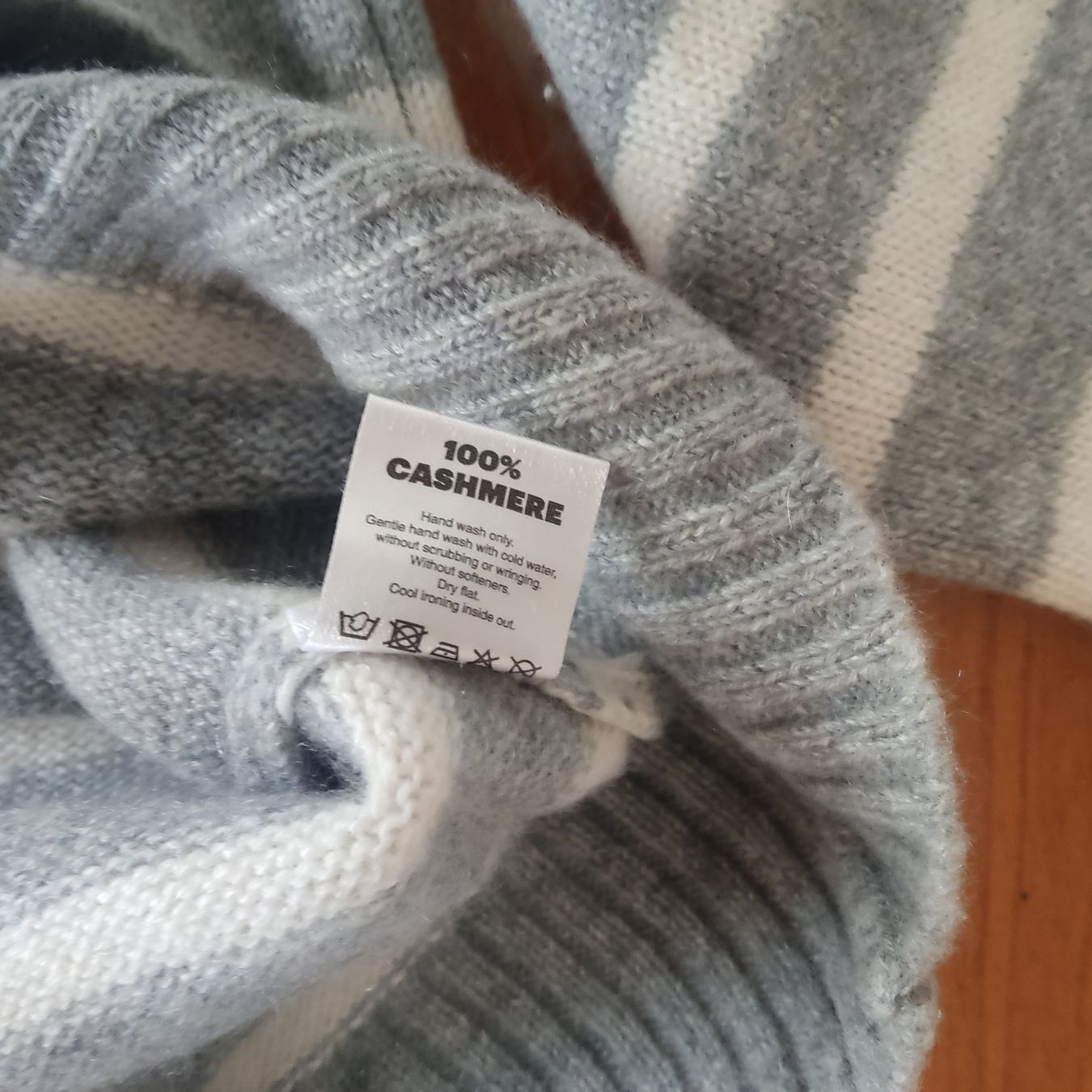Pulls & Sweat-shirts: Pull cachemire From Future - taille M - gris et blanc – Neuf (Voir description) à Le Mouret par ale_mq7l 3