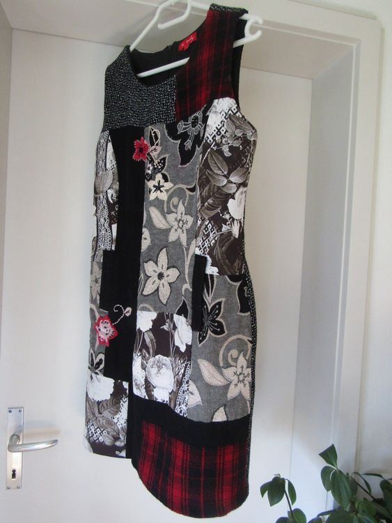 Robe de maxi fourreau à col polo semi-transparente à manches longues imprimé serpent