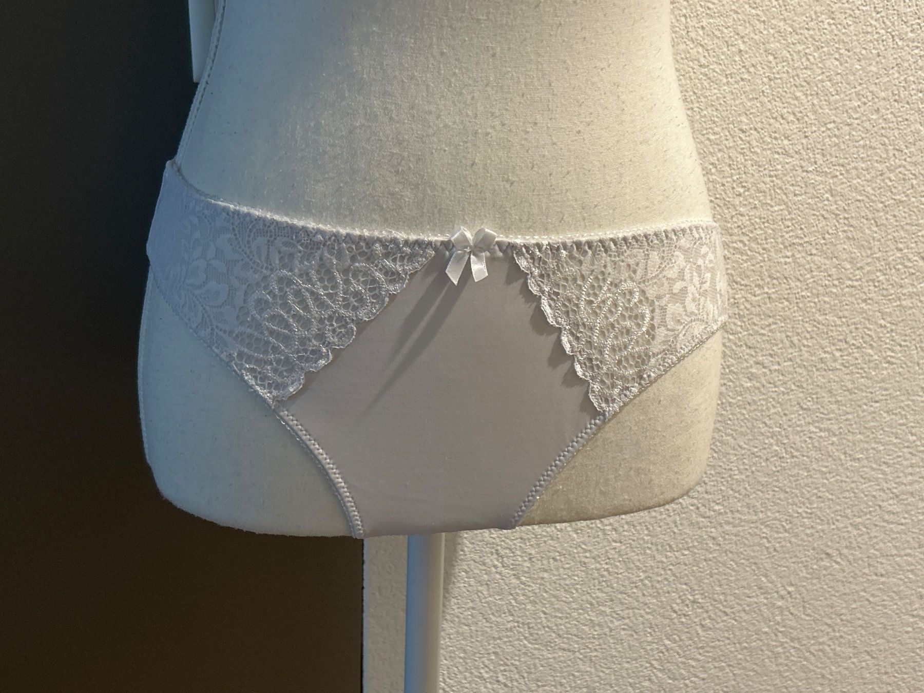 Altra biancheria intima: Damen Slip weiss mit Spitzen – Usato da Brunnen venduto da Nala2929