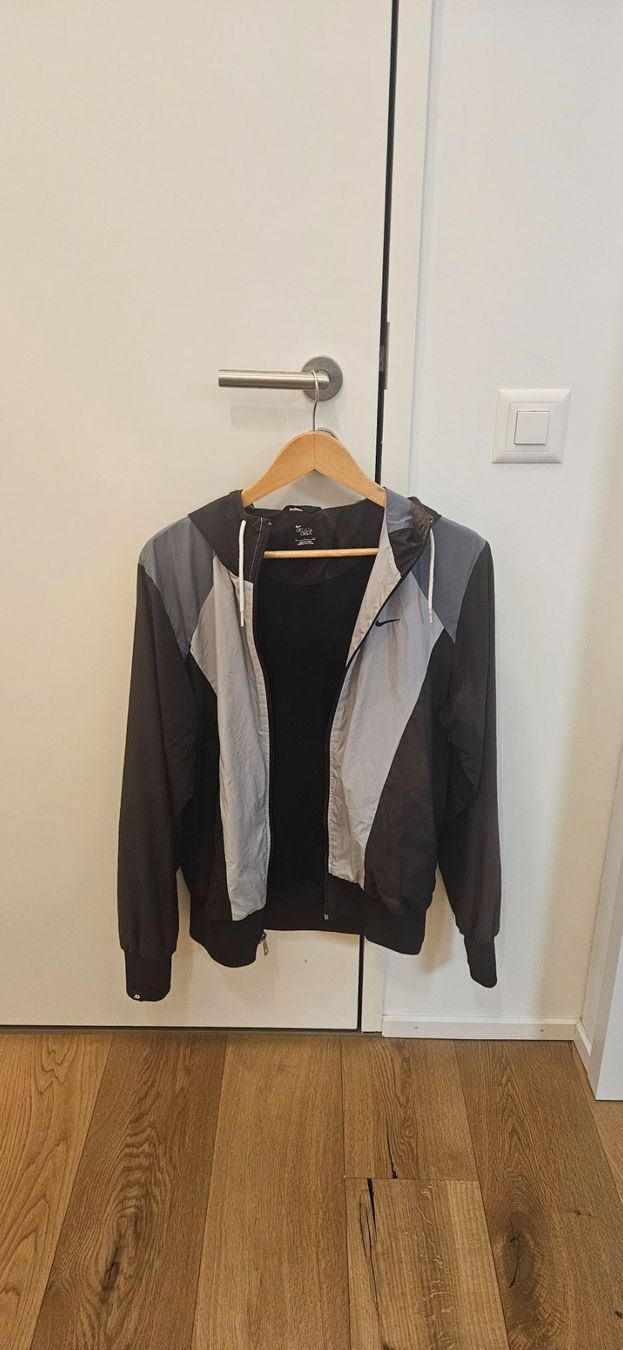 Nike Giacche: Leichte Nike Trainingsjacke mit Kapuze, Gr. S – Usato da Schwyz venduto da anv_vg9d 1