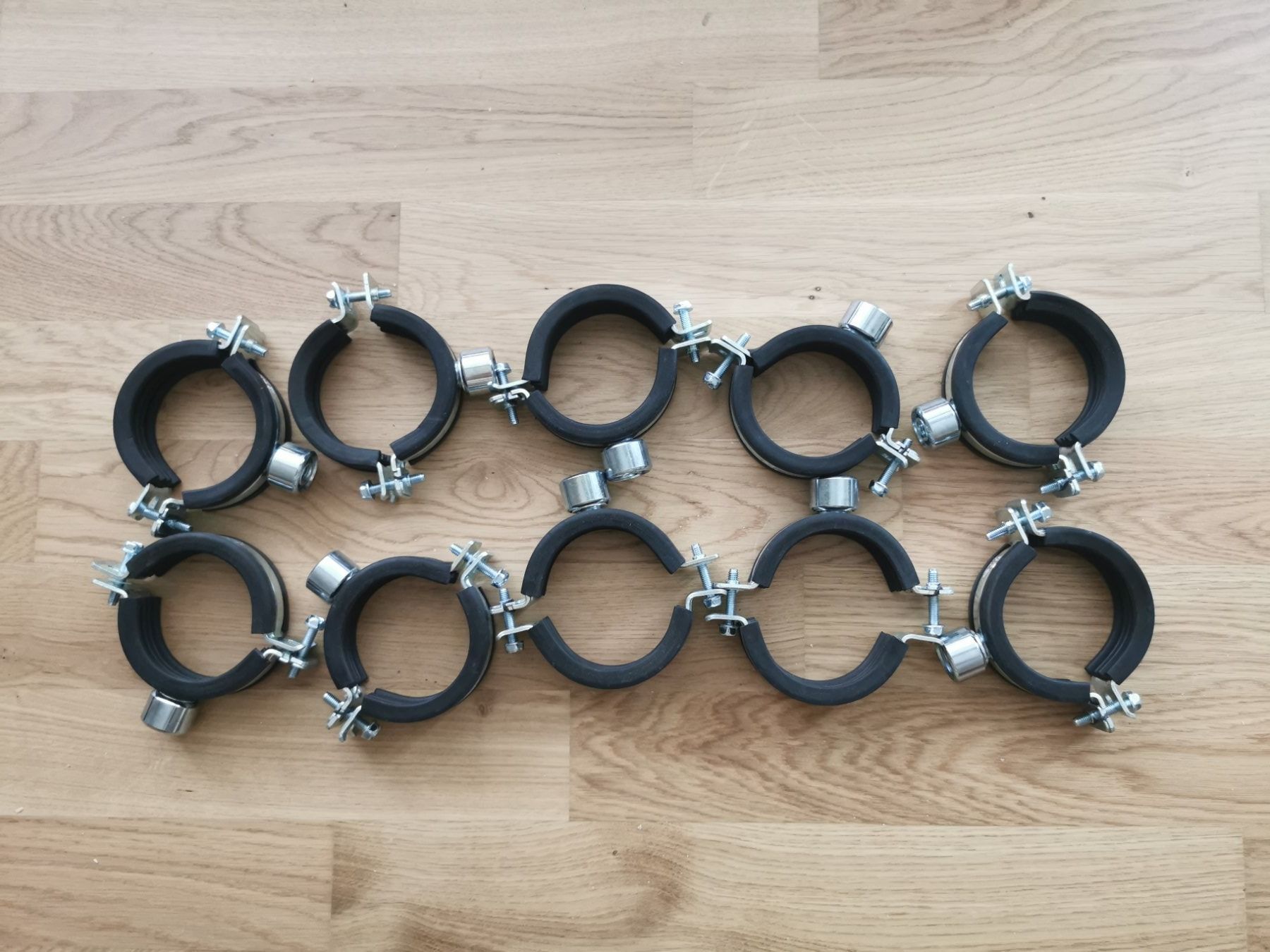 Wandhalterungen: Rohrschellen 67-71, 20 stk – Neu und originalverpackt aus Pfäffikon SZ von Maijecka