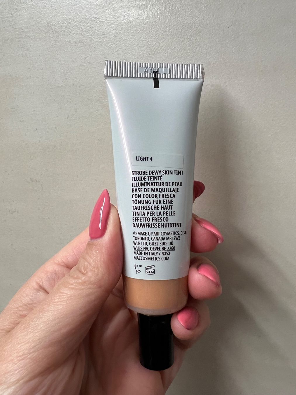 Make-up: MAC Strobe Dewy Skin Tint in Light 4 – Usato da Urdorf venduto da La_Luna 1
