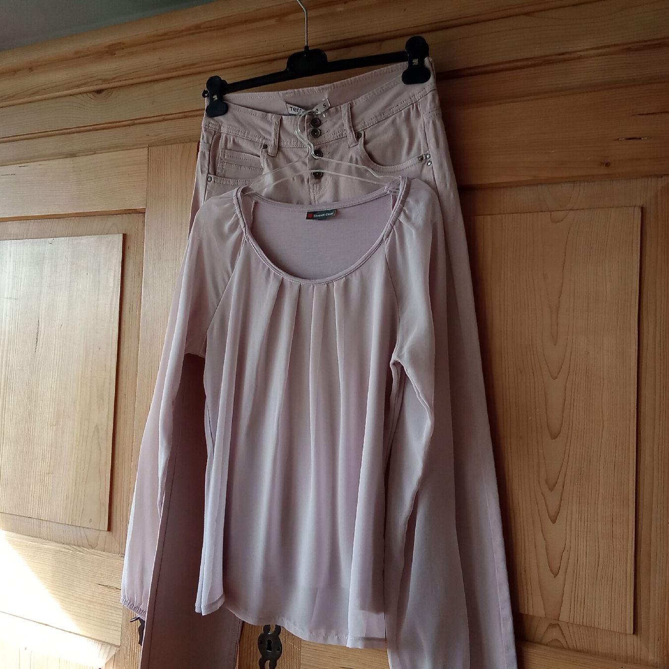 Lotti di vestiti: Da.-Hose roséfarb. CHF 8.-- u. pass. Bluse CHF 8.-- – Usato da Frauenfeld venduto da clausi