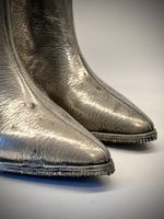 Skulpturale Metall Stiefel – Dora Foundry,  Design Objekt