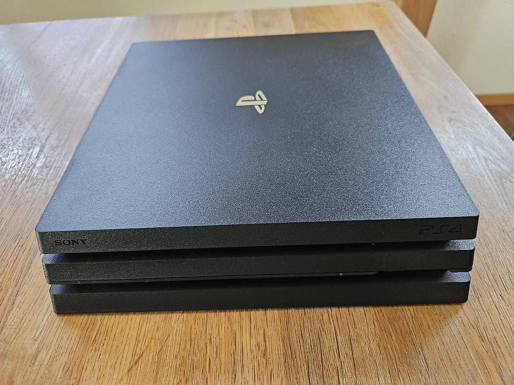 Sony Consoles: Sony PS4 Pro mit 2 Controllern und Games – D'occasion à Bichwil par steigermichel 2