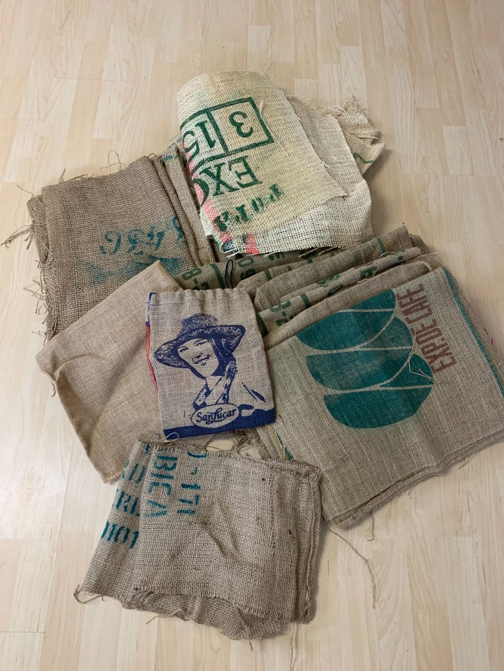 Tessuti: 5,5 Kilo Jute Stoffe / Stoffreste / Stoffpaket / Kaffeesäcke – Usato da Worb venduto da farben20zauber