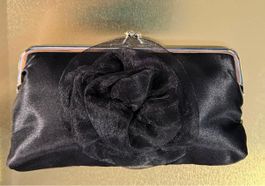 Pochette noire élégante avec une rose en tissu, chic