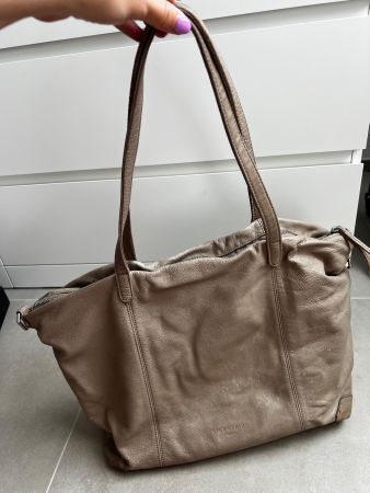 Schicke Liebeskind Ledertasche für den Sommer, leicht und...