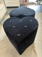 2x Hocker Herz-Form, dunkelblau mit Kronen, Höhe 40cm
