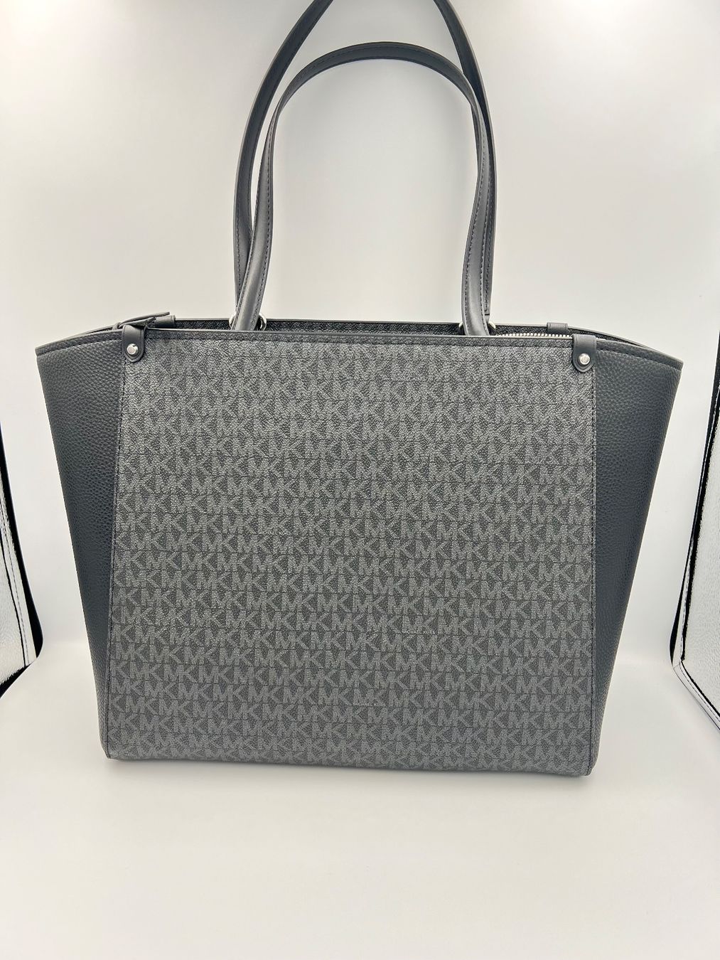 Michael Kors Borse da donna: Michael Kors Tasche black mit silber Knöpfe – Nuovo e nell'imballaggio originale da Wiedlisbach venduto da Sistershop 1
