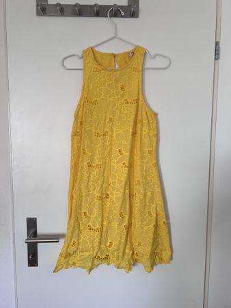 Sommerliches, gelbes Kleid von Mango mit Stickerein