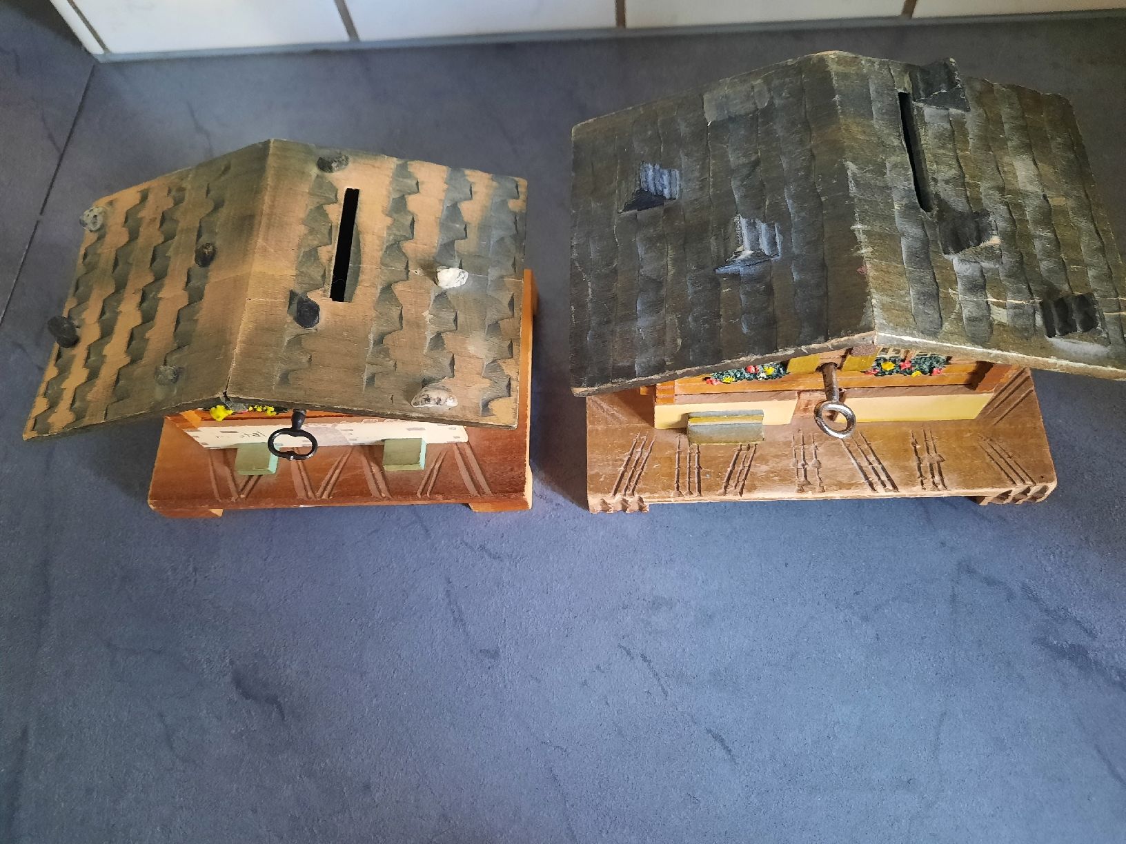 Figuren: 2 CHALETS- TIRELIRE, en BOIS – Gebraucht aus Le Locle von marylise01 1