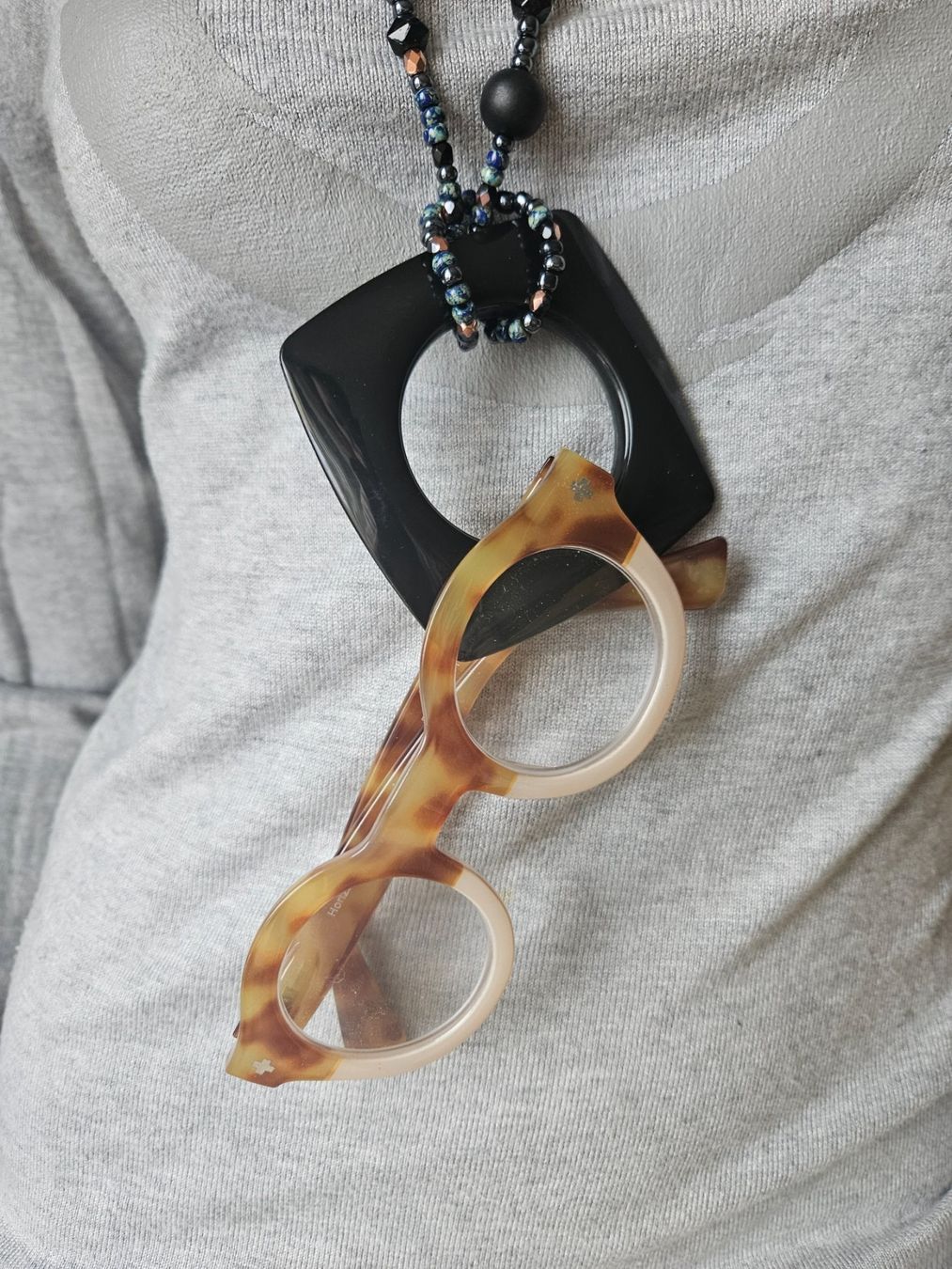 Catenine: collier porte lunettes perles noires – Nuovo e nell'imballaggio originale da Thônex venduto da lacomtessedesfees 1
