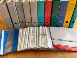 Ordner-Set: 11 Ordner + ca 300 Plastikmäppli
