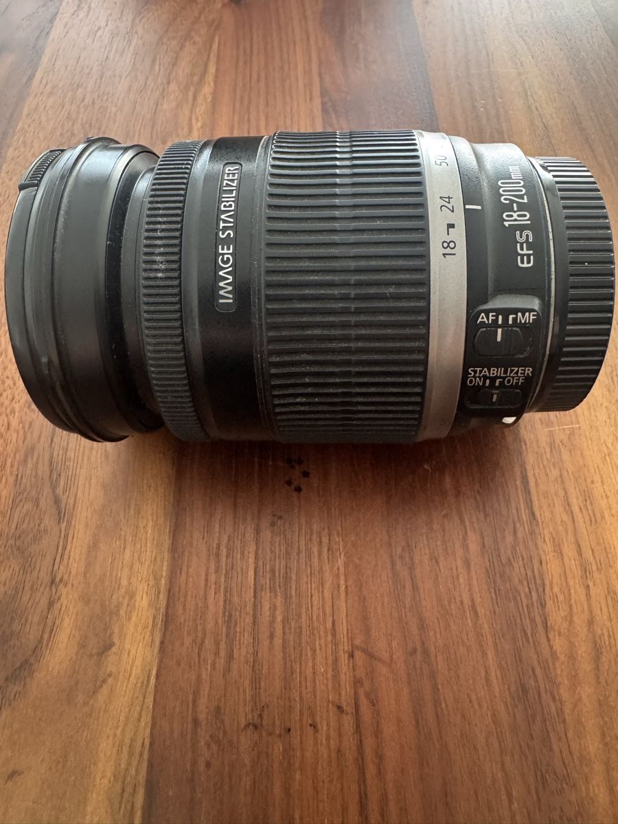 Canon Obiettivi: Canon EF-S 18-200mm Objektiv Zoom  – Usato da Sursee venduto da TeamBully