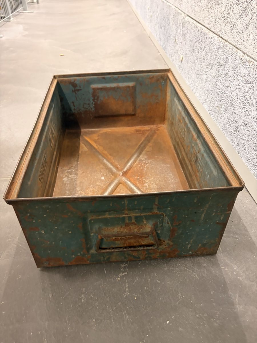 Equipement & pcs de rechange: Robuste Metallkiste mit Griffen – D'occasion à Zürich par gar_l5zb