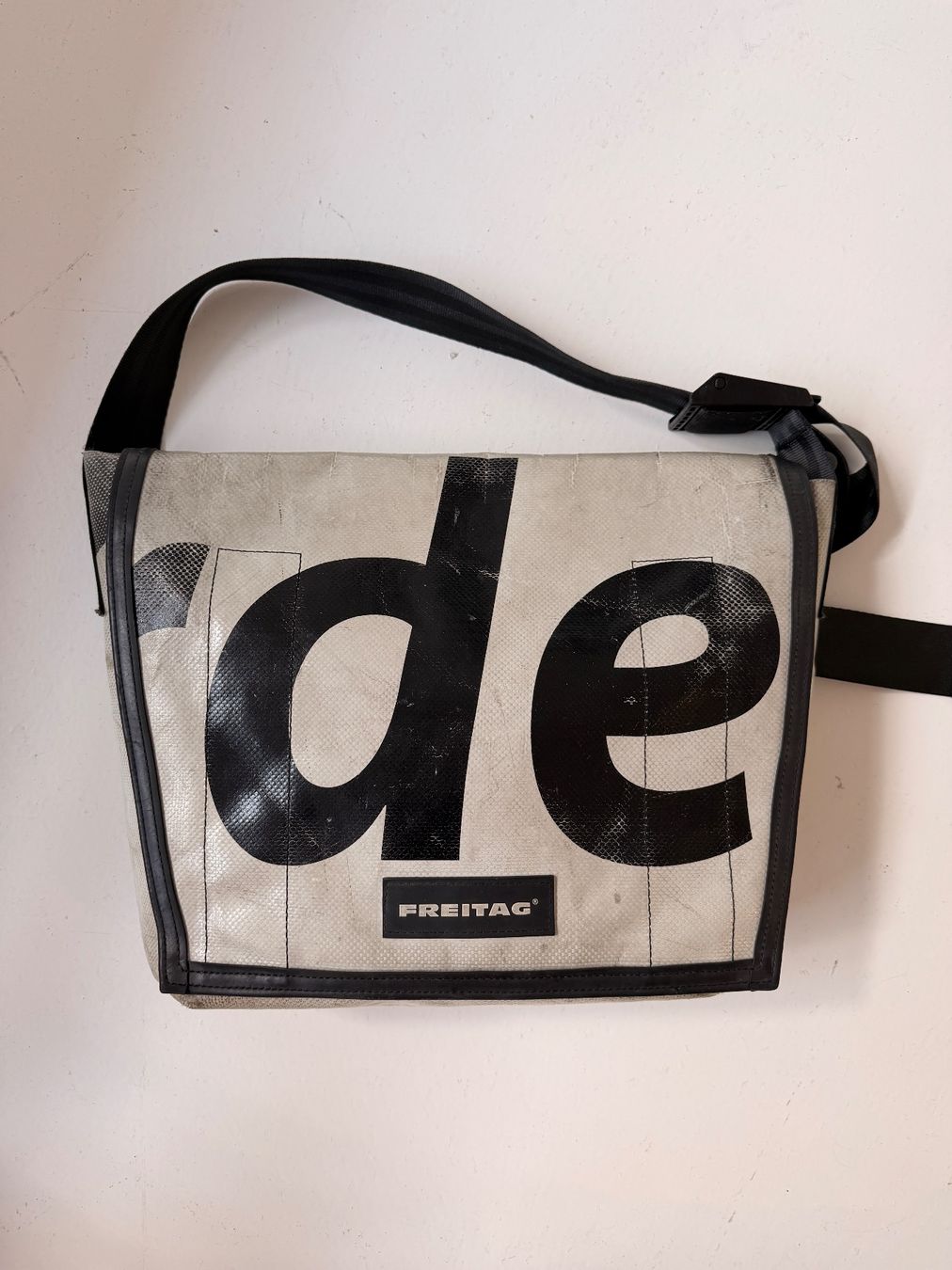 Freitag Borse: Freitag Tasche Weiss Schwarz Freizeittasche Schultasche – Usato da Bern venduto da die_6p8g