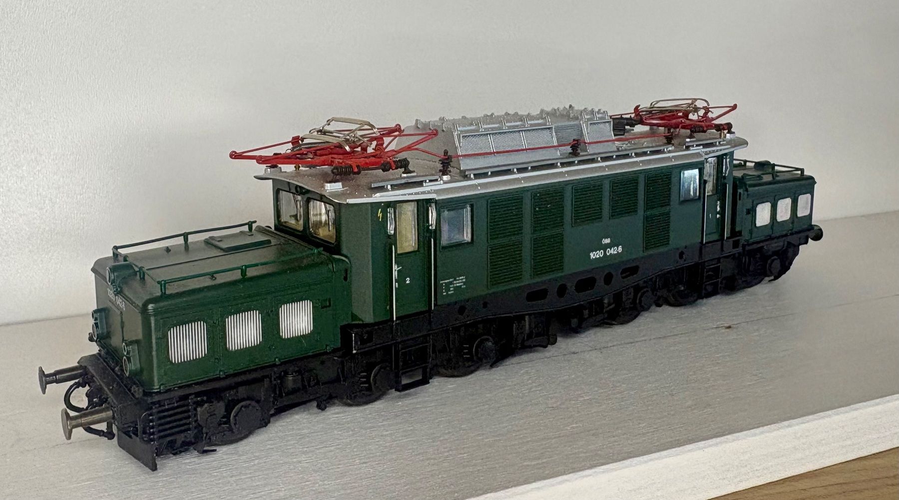 Roco Modellini di ferrovie: 43664 - ÖBB Br 1020 042-6 "Eisenschwei" – Nuovo (secondo la descrizione) da Freienbach venduto da Lehcim 1