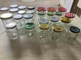 Sammlung: 25 leere Konfitüre-Gläser