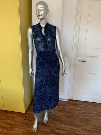 AKRIS: Herrlich leichtes, langes Kleid, blau gemustert, 38