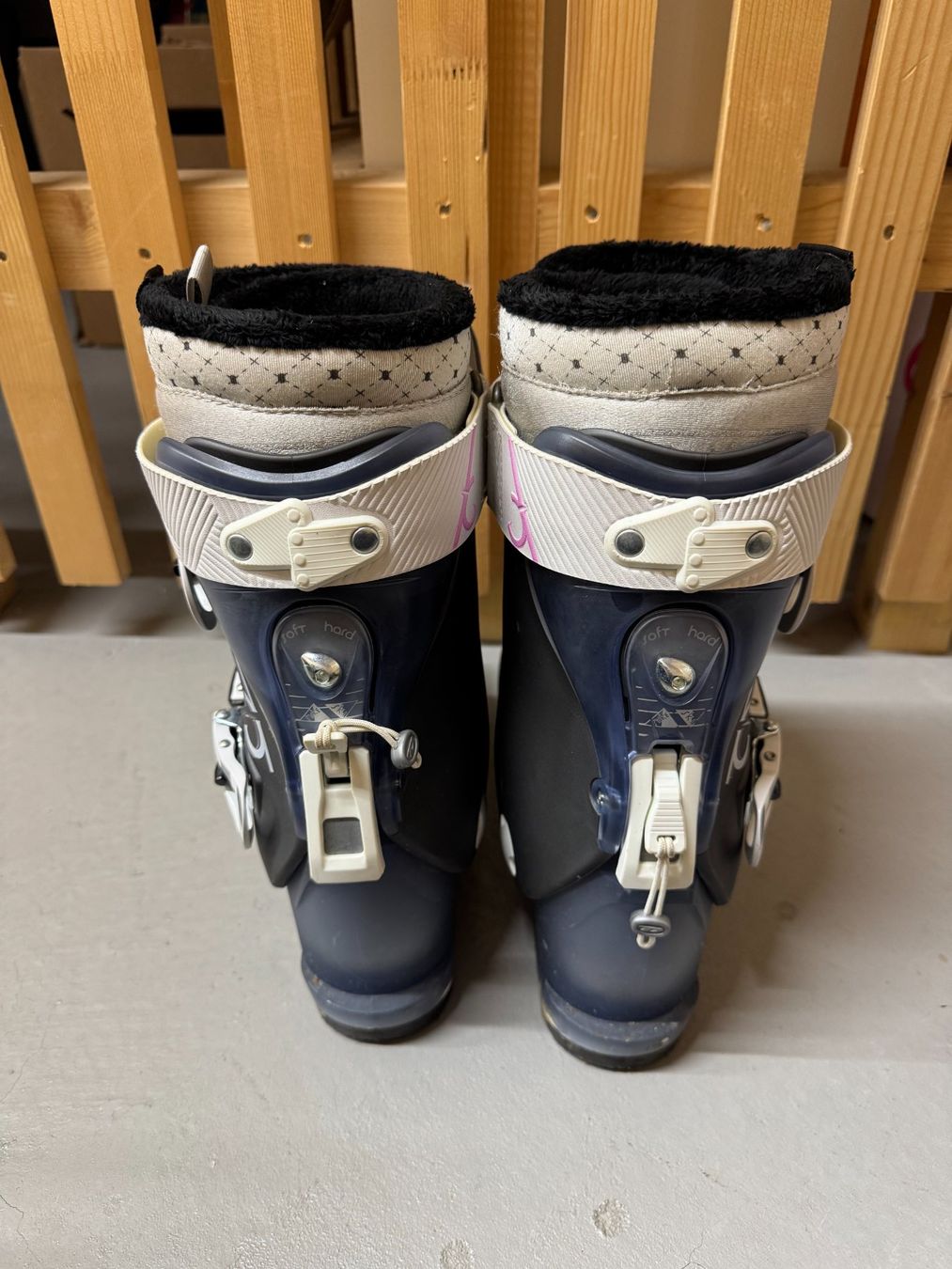 Scarpe da donna: 1 Paar Skischuhe – Usato da Winterthur venduto da Malve00