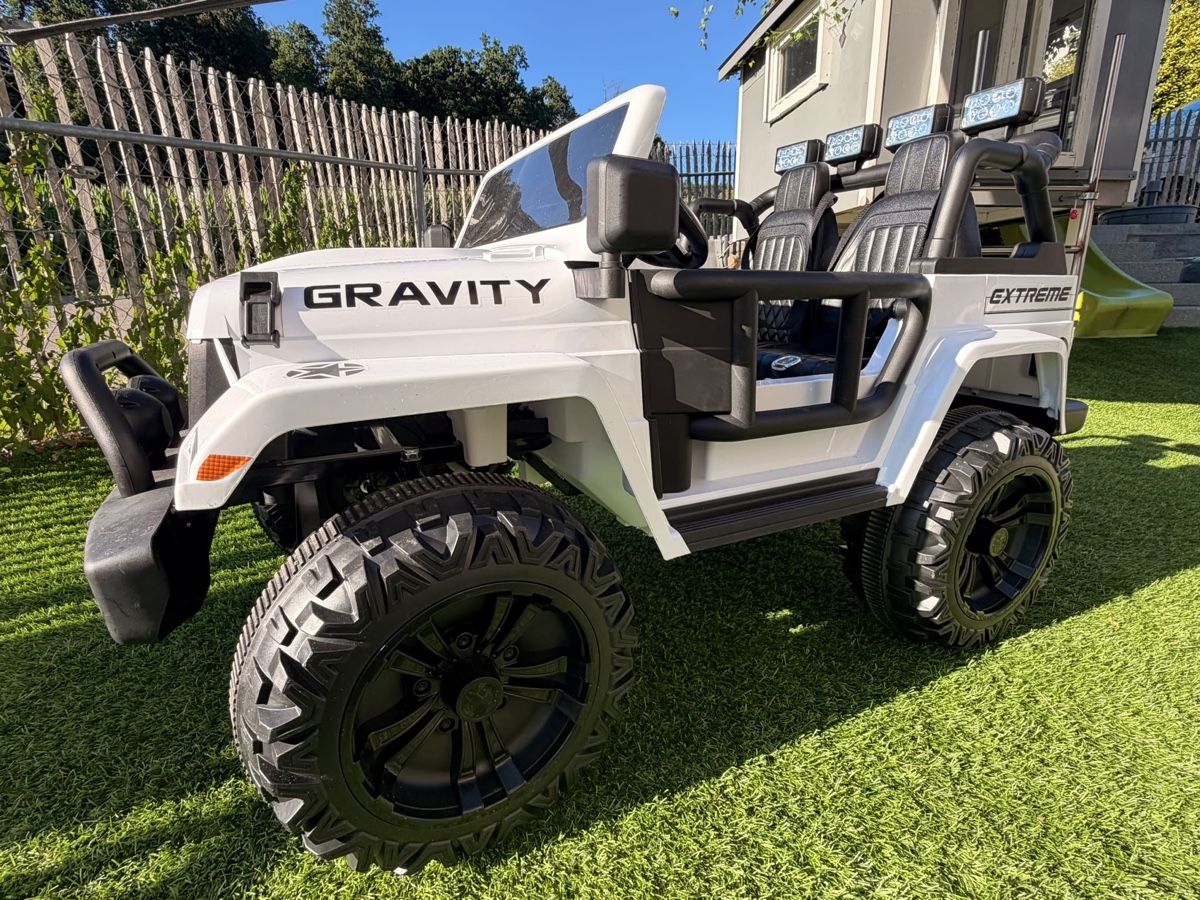 Véhicules pour enfants: Elektroauto Kinder Off-Roader weiss praktisch neuwertig – D'occasion à Buchs ZH par gofast17