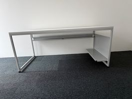 schreibtisch mit Kabelschine und Computerträger