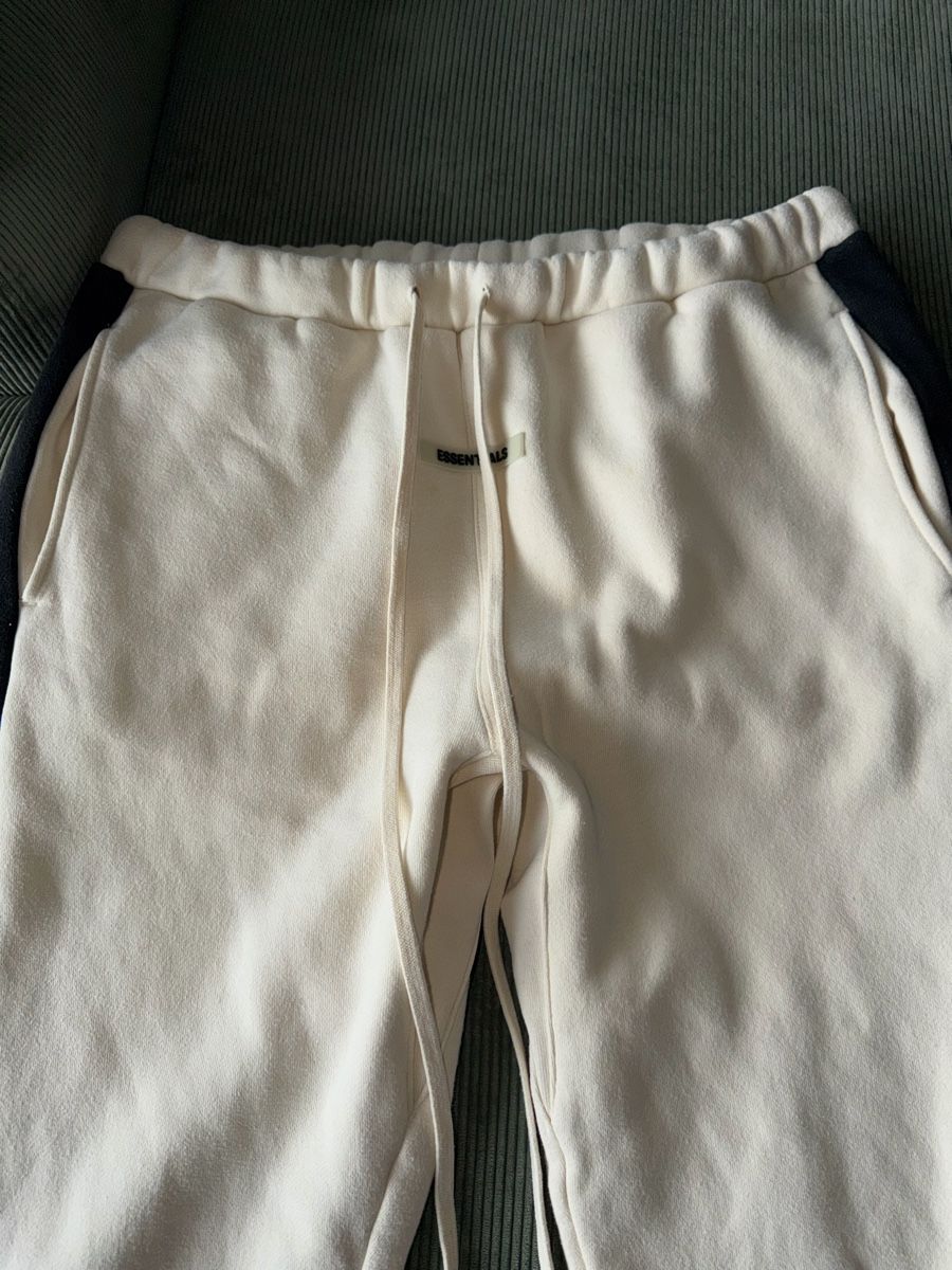 Fear of God Pantalons: FOG Essentials Sweatpants off-white dark stripe size – D'occasion à Worblaufen par sja_9y6v 1